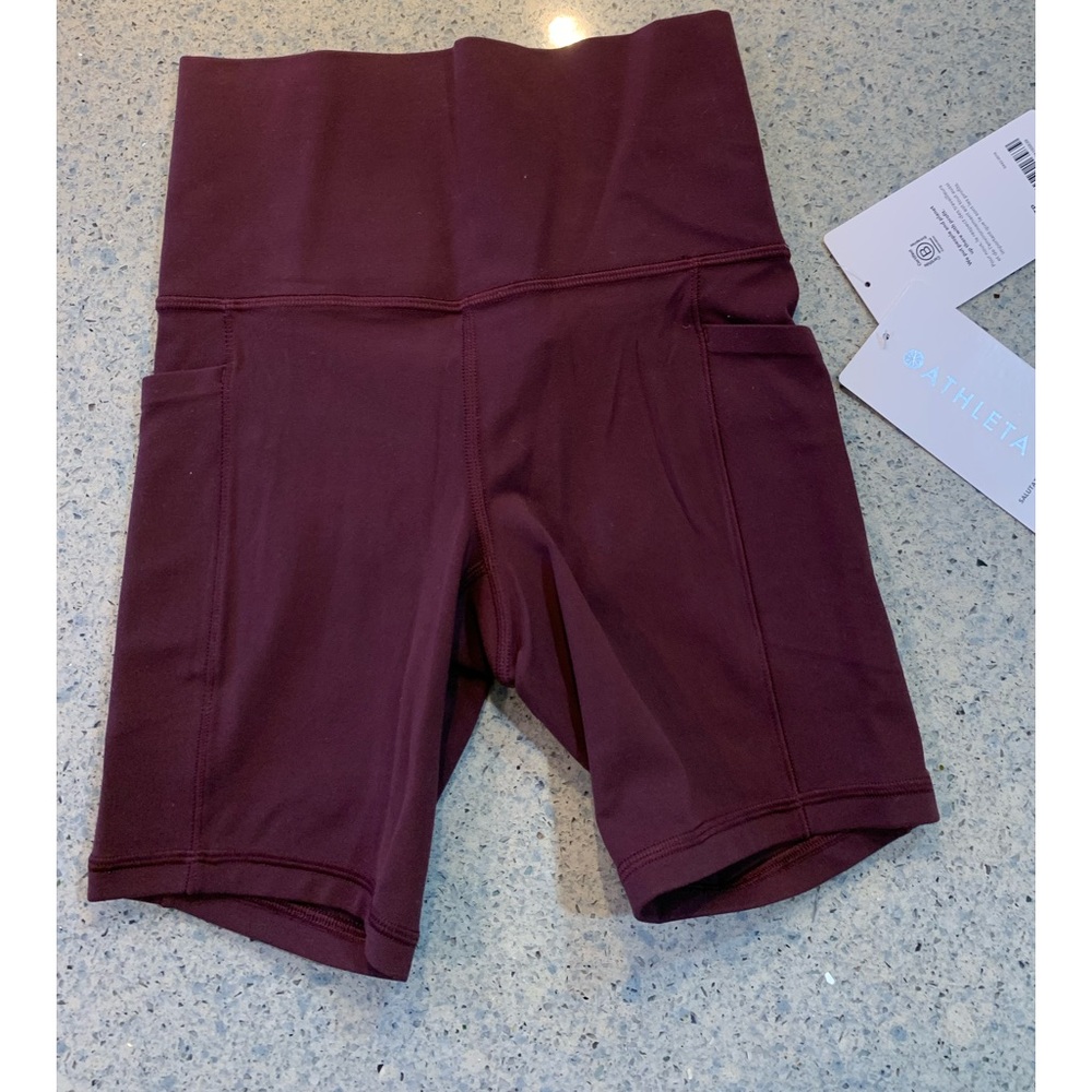 NWT Athleta salutation stash pocket ll 7in short